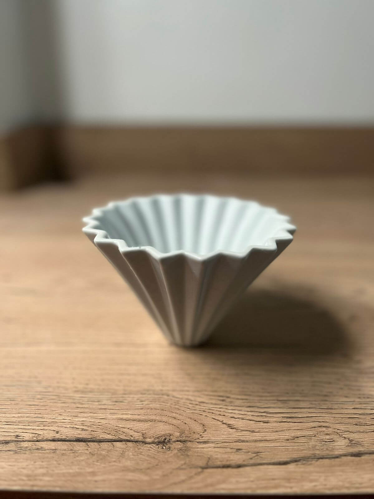 Explora la perfección del café filtrado con el V60 Origami. Diseñado para aquellos que buscan la máxima precisión y un toque artístico en su taza. Con su diseño floral y capacidad para 1-4 tazas, es la herramienta perfecta para apreciar la riqueza de cada grano.