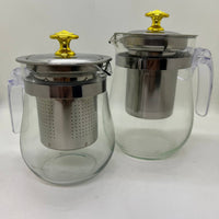 Diseño Sofisticado para Tus Momentos Especiales: Una tetera diseñada con atención a los detalles, con una tapa dorada y una jarra de borosilicato resistente que se adapta a cualquier ocasión.