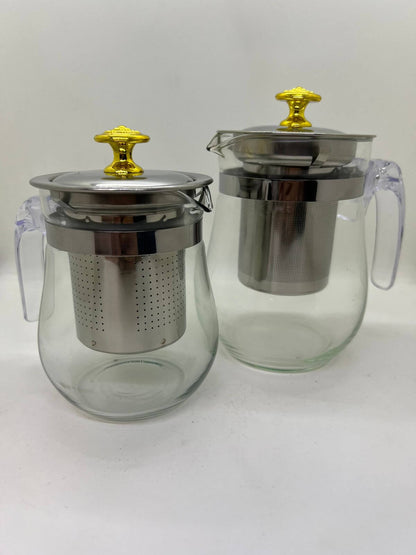 Diseño Sofisticado para Tus Momentos Especiales: Una tetera diseñada con atención a los detalles, con una tapa dorada y una jarra de borosilicato resistente que se adapta a cualquier ocasión.