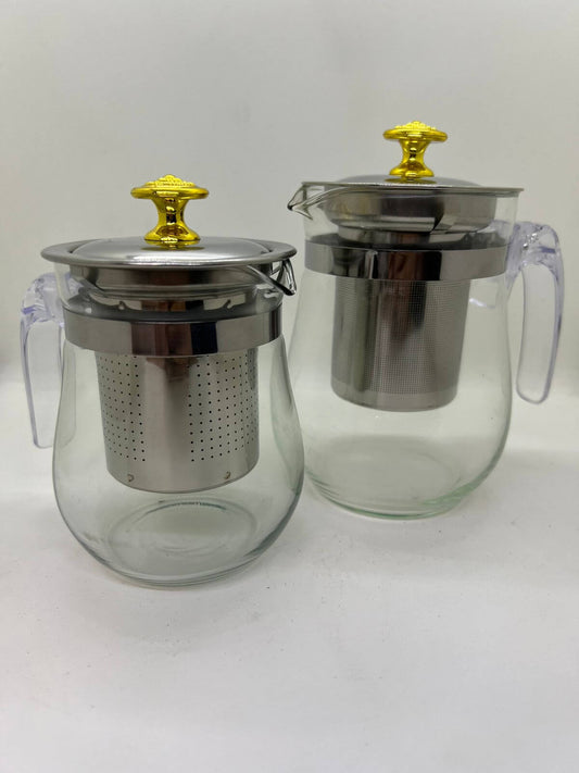 Diseño Sofisticado para Tus Momentos Especiales: Una tetera diseñada con atención a los detalles, con una tapa dorada y una jarra de borosilicato resistente que se adapta a cualquier ocasión.