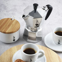 Experimenta la comodidad y el sabor auténtico del café italiano con la Cafetera Italiana Bialetti Moka Express. Su diseño clásico y su alta calidad son incomparables. ¡Elige tu tamaño y disfruta del mejor café en casa!
