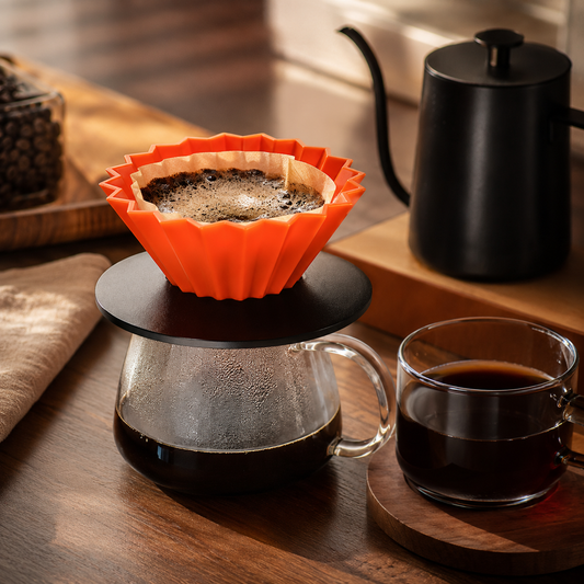 Dripper tipo Origami con servidor y taza de café preparado