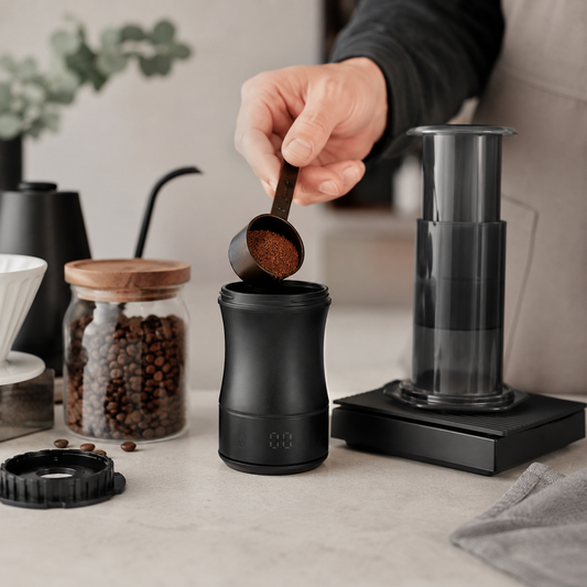 Gramera Digital Recargable con Vaso Dosificador para Café Espresso y Filtrados 58 mm