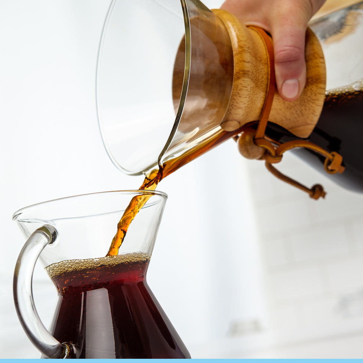 Elegante CHEMEX®: Con su collar de madera y su vidrio de borosilicato puro, esta cafetera aporta un toque de sofisticación a cualquier cocina.