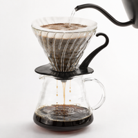 Cafetera Dripper V60 02 de Vidrio Borosilicato Transparente con Base Negra