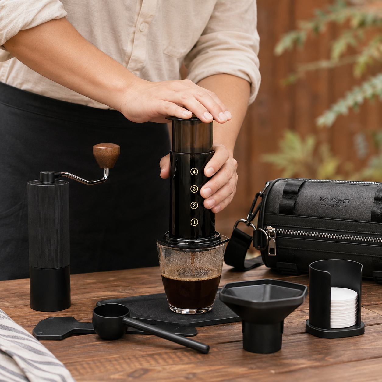 Kit Cafe Metodo Tipo AeroPress con Molino Manual Muelas Conicas Acero Inoxidable y Bolso Cuero Sintetico