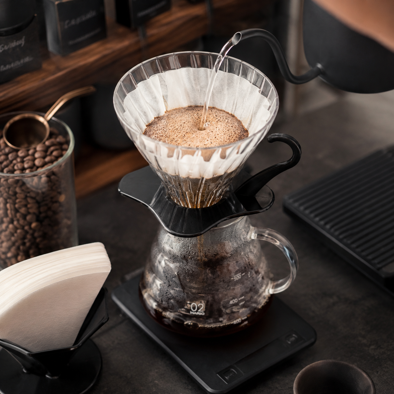 Cafetera Dripper V60 02 de Vidrio Borosilicato Transparente con Base Negra