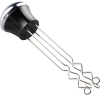 Agitador de café espresso de acero inoxidable en uso, distribuyendo el café uniformemente en el filtro para una extracción perfecta.
