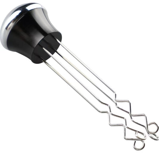 Agitador de café espresso de acero inoxidable en uso, distribuyendo el café uniformemente en el filtro para una extracción perfecta.