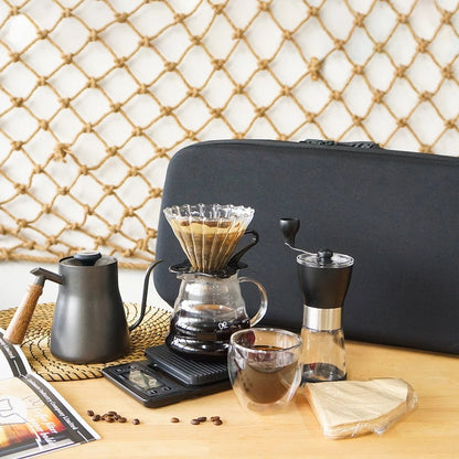 Vertido Elegante con Calentador de Cuello de Cisne: Descubre la precisión del vertido con nuestro exclusivo Calentador de Cuello de Cisne, incluido en el Kit Cafetero V60.