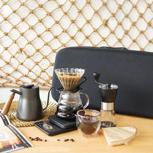 Vertido Elegante con Calentador de Cuello de Cisne: Descubre la precisión del vertido con nuestro exclusivo Calentador de Cuello de Cisne, incluido en el Kit Cafetero V60.