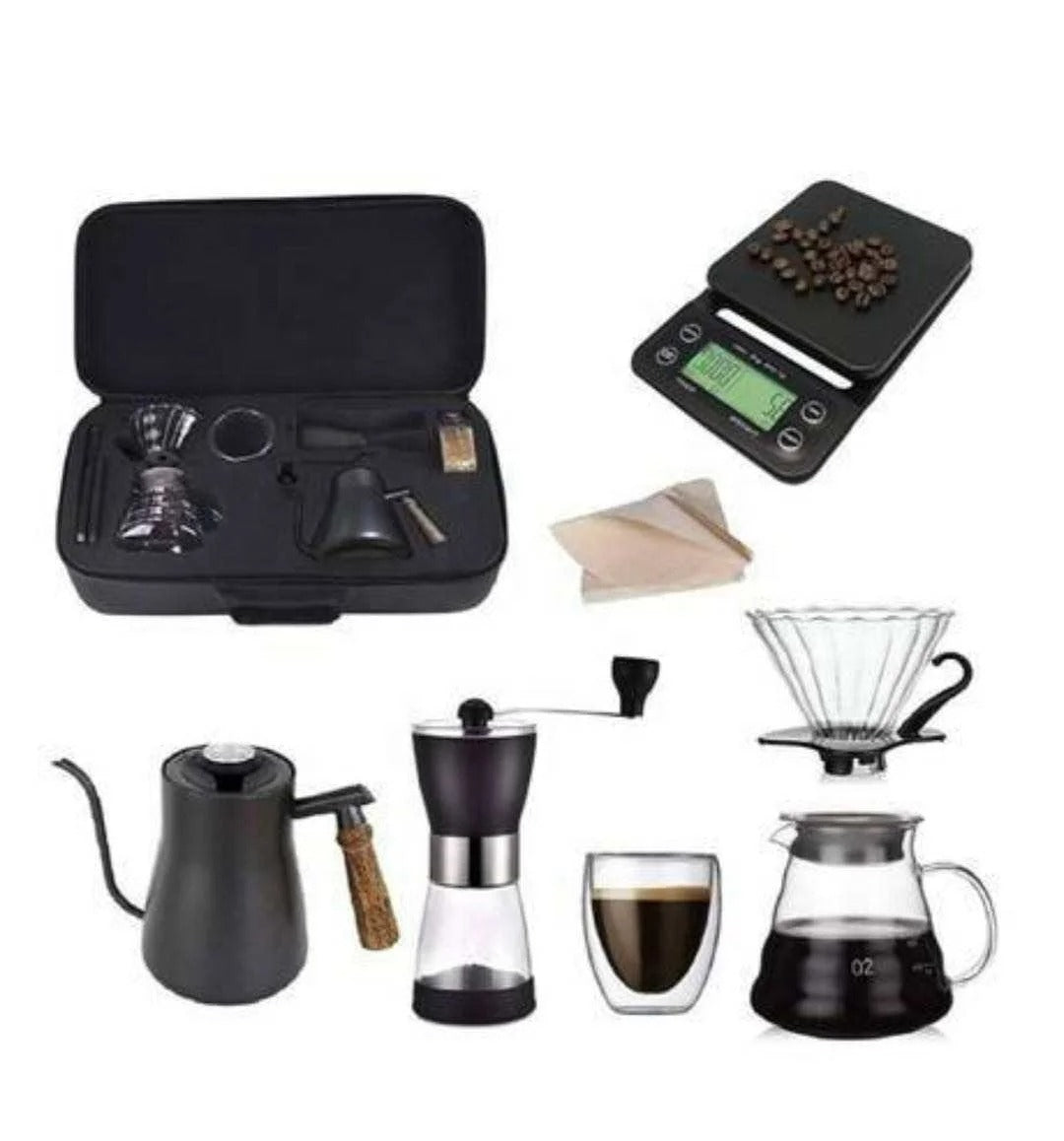 Molienda Fresca con Molino Incorporado: Obtén la frescura perfecta con el Molino Incorporado del Kit Cafetero, moliendo hasta 50 gramos de granos de café.