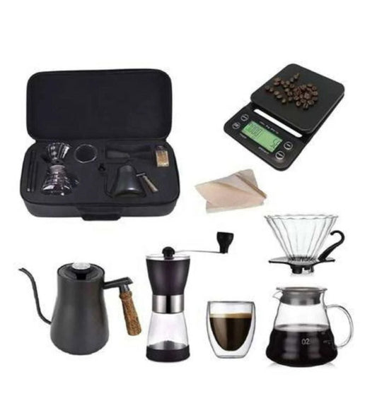 Molienda Fresca con Molino Incorporado: Obtén la frescura perfecta con el Molino Incorporado del Kit Cafetero, moliendo hasta 50 gramos de granos de café.