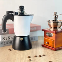 Café Perfecto, Cada Vez: Disfruta de espressos ricos y capuccinos indulgentes con nuestra Cafetera Italiana con Espumador Integrado. La capacidad para 3 tazas y el espumador suave te permiten crear bebidas de cafetería en la comodidad de tu hogar. La mejor manera de iniciar tu día.