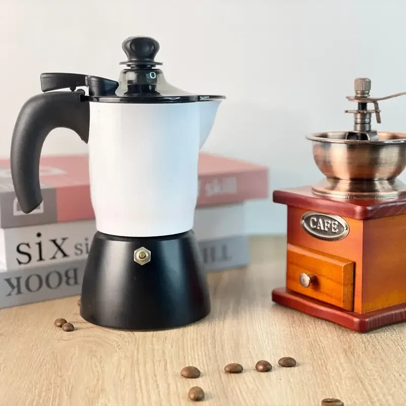 Café Perfecto, Cada Vez: Disfruta de espressos ricos y capuccinos indulgentes con nuestra Cafetera Italiana con Espumador Integrado. La capacidad para 3 tazas y el espumador suave te permiten crear bebidas de cafetería en la comodidad de tu hogar. La mejor manera de iniciar tu día.