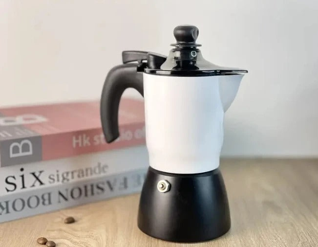 La Fusión de Tradición y Tecnología: Maravíllate con la fusión de la tradición italiana y la tecnología moderna en nuestra Cafetera Italiana con Espumador Integrado. Con un diseño elegante y características avanzadas, esta cafetera te lleva a un viaje sensorial con cada sorbo.