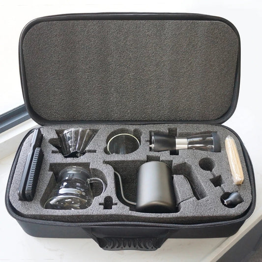 Presentación Sofisticada con Maleta Protectora: Lleva la elegancia contigo con la Maleta Protectora del Kit Cafetero, ideal para eventos y demostraciones.
