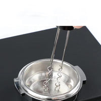 Utensilio para café espresso de acero inoxidable utilizado con diversas máquinas, compatible con diferentes marcas para una experiencia versátil.