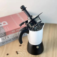 Espumador Integrado para Crema Perfecta: Eleva tu experiencia de café con la Cafetera Italiana que incluye un espumador integrado. Crea capas de espuma suave y aterciopelada para tus espressos y capuccinos. La herramienta esencial para los amantes del café que buscan perfección en cada taza.