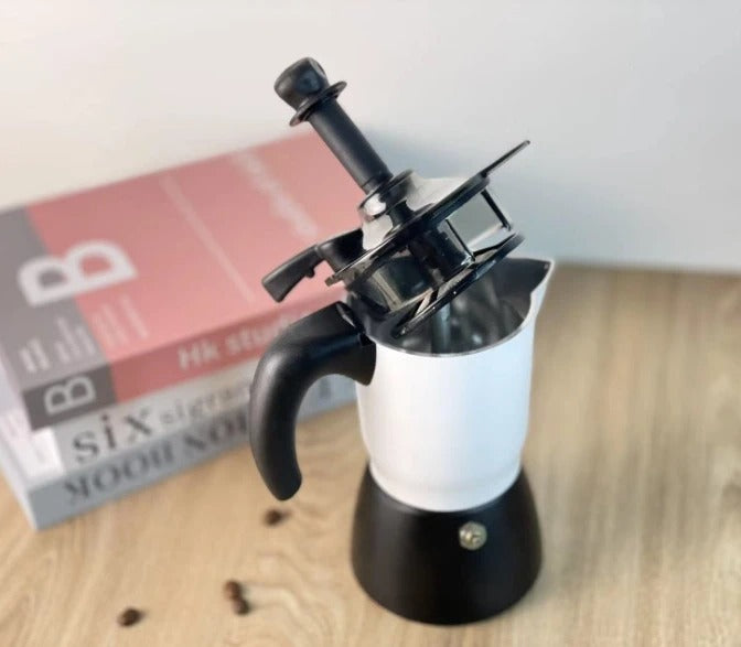 Espumador Integrado para Crema Perfecta: Eleva tu experiencia de café con la Cafetera Italiana que incluye un espumador integrado. Crea capas de espuma suave y aterciopelada para tus espressos y capuccinos. La herramienta esencial para los amantes del café que buscan perfección en cada taza.