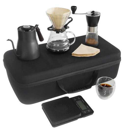 Cafetera V60 Tamaño 02 en Acción: Experimenta la magia del café con nuestra Cafetera V60 Tamaño 02 del Kit Cafetero de Excelencia. Ideal para resaltar aromas y sabores únicos.