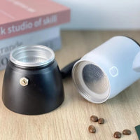 Innova Tu Rutina Matutina: Innovación y tradición se encuentran en nuestra Cafetera Italiana con Espumador Integrado. Convierte tu rutina matutina en un ritual especial con espressos intensos y capuccinos cremosos. Una adición imprescindible para cualquier amante del café que valora la calidad y la practicidad.