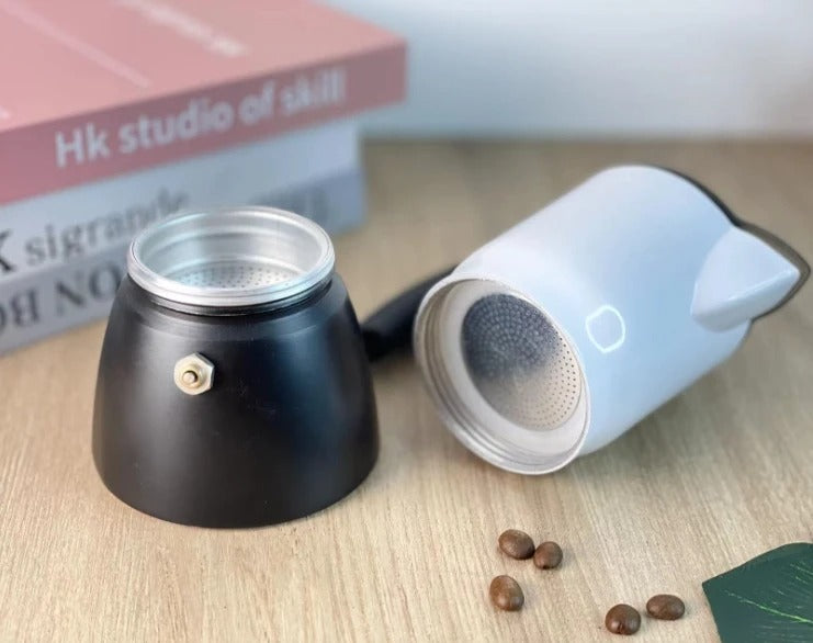 Innova Tu Rutina Matutina: Innovación y tradición se encuentran en nuestra Cafetera Italiana con Espumador Integrado. Convierte tu rutina matutina en un ritual especial con espressos intensos y capuccinos cremosos. Una adición imprescindible para cualquier amante del café que valora la calidad y la practicidad.