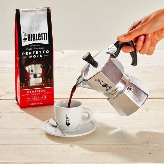La Bialetti Moka Express es sinónimo de calidad italiana. Disfruta de café fuerte y delicioso en casa con esta cafetera clásica. Elige entre varios tamaños y haz que cada taza sea especial.