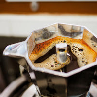 La Cafetera Italiana Bialetti Moka Express es la elección perfecta para los amantes del café fuerte. Con su icónico diseño y válvula de seguridad, te garantiza un café auténtico y seguro.