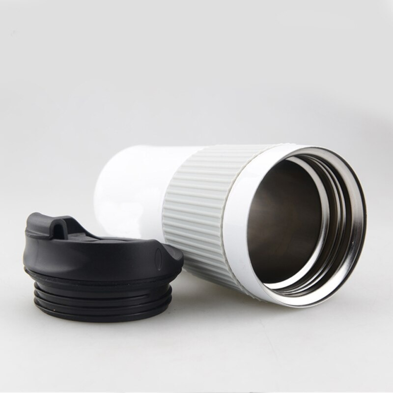 "Taza de Viaje con Asa Ergonómica": Destaca la comodidad y el fácil manejo de la taza.