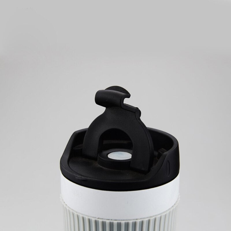 "Cafetera de Viaje sin Goteo": Indica que la taza está diseñada para evitar derrames, lo que puede ser una característica importante para algunos compradores.