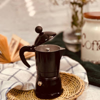 Un Elixir de Tradición: Experimenta la esencia del café italiano en su máxima expresión. Nuestra cafetera Moka de Seis Tazas te brinda un elixir de tradición con cada taza.