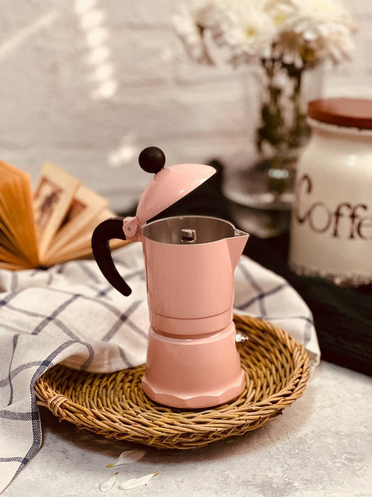 Cafeteras Moka Italianas de Tres y Seis Tazas: Sabores Auténticos en tu Hogar Disfruta del auténtico sabor italiano con nuestras cafeteras moka de aluminio. Disponibles en tres o seis tazas y colores elegantes, son ideales para los amantes del café.