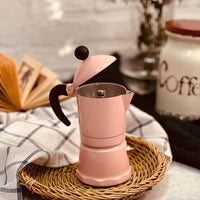 Tu Café, Tu Estilo: Elige entre rosado, negro o azul turquesa para reflejar tu estilo. Esta cafetera combina la herencia italiana con un toque de modernidad.