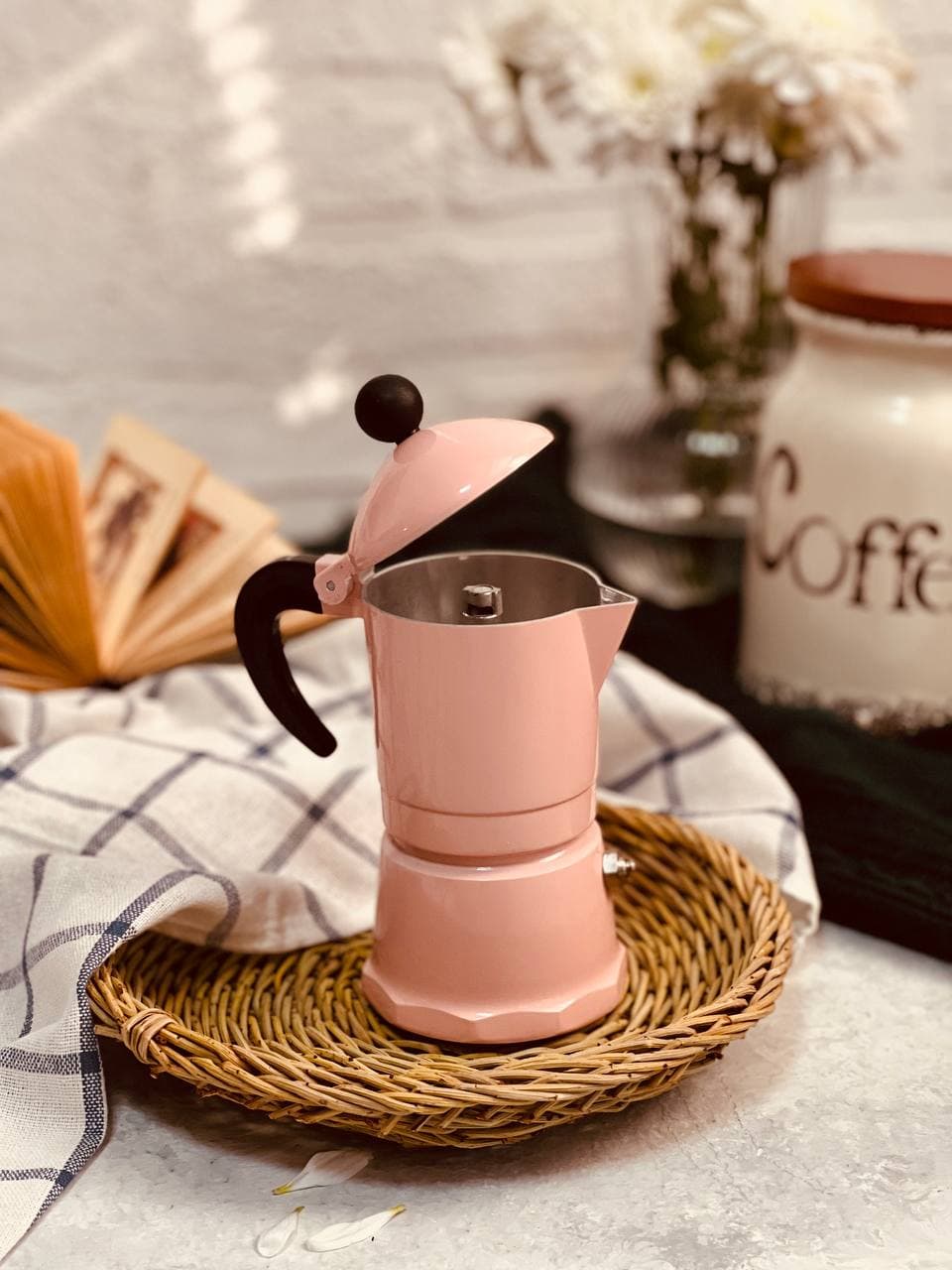 Tu Café, Tu Estilo: Elige entre rosado, negro o azul turquesa para reflejar tu estilo. Esta cafetera combina la herencia italiana con un toque de modernidad.