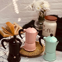 Eleva tu Experiencia Cafetera: Descubre la auténtica tradición italiana con nuestra Cafetera Moka Italiana de Seis Tazas. Su diseño en aluminio de alta calidad resalta los sabores de tus granos de café favoritos.