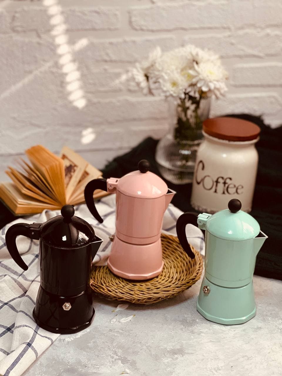 Eleva tu Experiencia Cafetera: Descubre la auténtica tradición italiana con nuestra Cafetera Moka Italiana de Seis Tazas. Su diseño en aluminio de alta calidad resalta los sabores de tus granos de café favoritos.