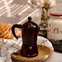 Un Toque de Estilo en tu Café: Además de su excelente rendimiento, esta cafetera está disponible en tres colores: rosado, negro y azul turquesa. Combina estilo y sabor en cada taza.
