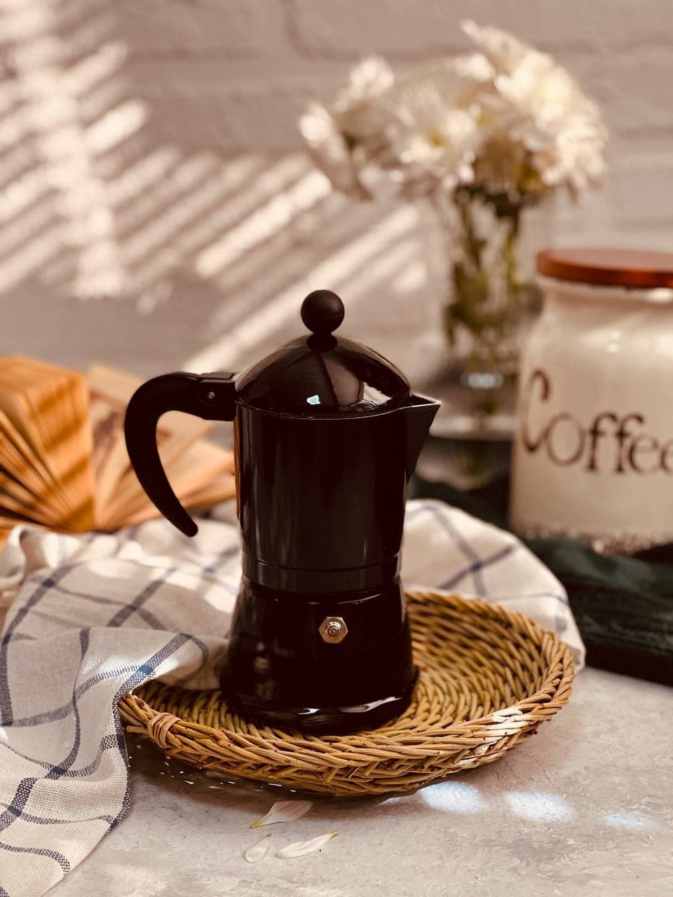 Un Toque de Estilo en tu Café: Además de su excelente rendimiento, esta cafetera está disponible en tres colores: rosado, negro y azul turquesa. Combina estilo y sabor en cada taza.