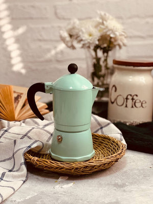 Cafeteras Moka Italianas de Tres y Seis Tazas: Tu Espresso Perfecto Experimenta la calidad y el sabor del café italiano con nuestras cafeteras moka. Disponibles en tres tazas o seis tazas, estas cafeteras de aluminio son tu boleto para un espresso perfecto.