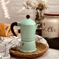 Aventuras con Café: Lleva la tradición italiana contigo en tus viajes y aventuras. Esta cafetera es ideal para camping y viajes por carretera, y se puede usar directamente sobre el fuego.