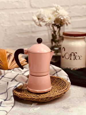 Espresso de Estilo Italiano: Cafeteras Moka de Tres y Seis Tazas Prepara espresso italiano auténtico en casa con nuestras cafeteras moka. Elaboradas con aluminio duradero, estas cafeteras combinan tradición con toques modernos en colores como rosado, negro y azul turquesa.